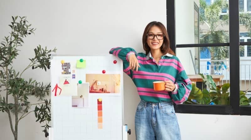 Reklam ekipleri için AI kreatif araçlarını kullanan yaratıcı profesyonel ve mood board