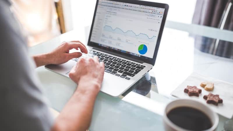 Laptop ekranında analitik dashboard incelenirken çekilmiş fotoğraf; kreatif yorgunluğu izleme rehberi kapağı