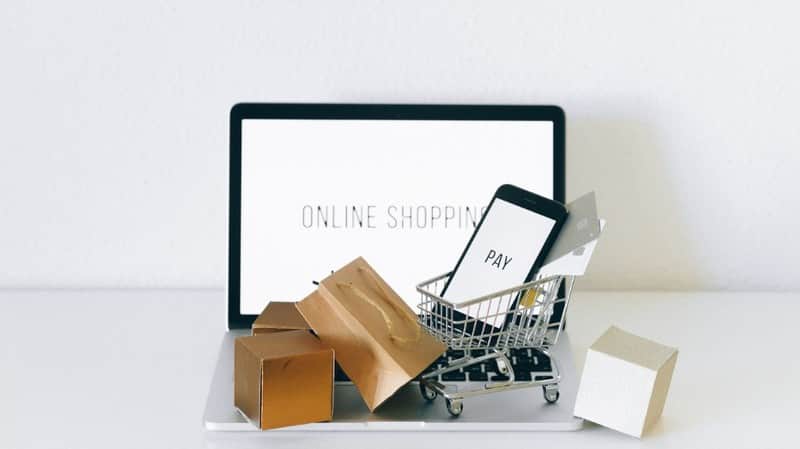 Online alışveriş laptopu, mini sepet, paketler ve ödeme kartlarıyla sepet terk konusunu gösteren kapak görseli